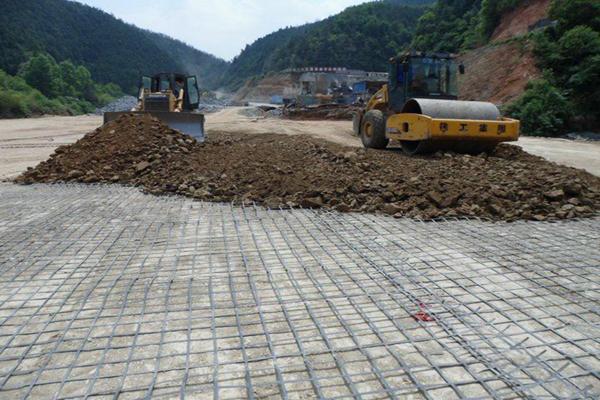 在高速公路修建时铺设钢塑土工格栅能起到什么作用呢？  第3张