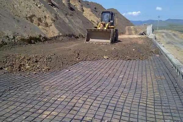 铁路土工格栅的规范要求及应用领域解析  第1张