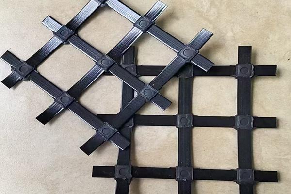 高韧性聚酯纱线集束土工格栅是怎么制作的  第1张
